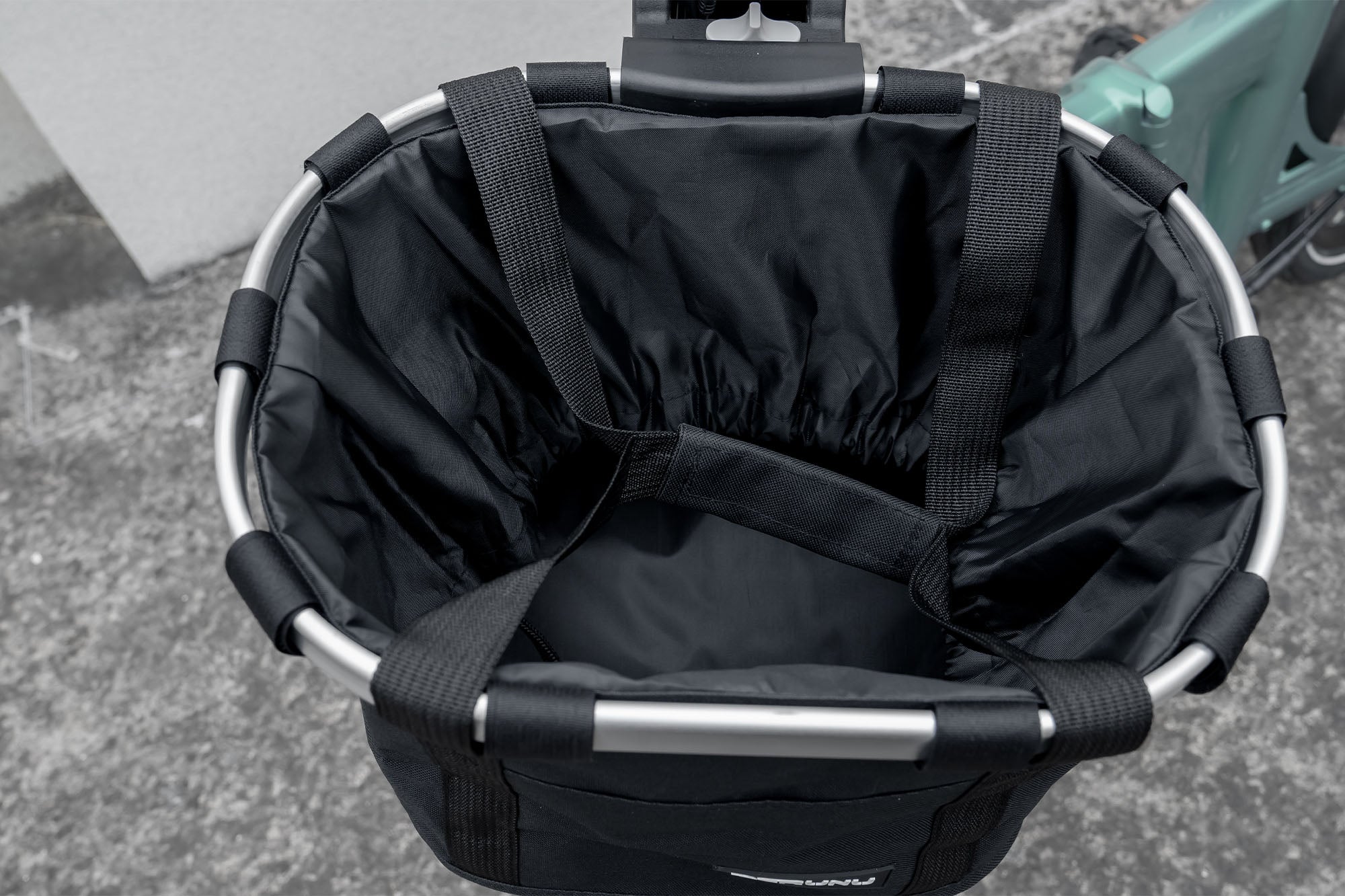 Cesta delantera de liberación rápida