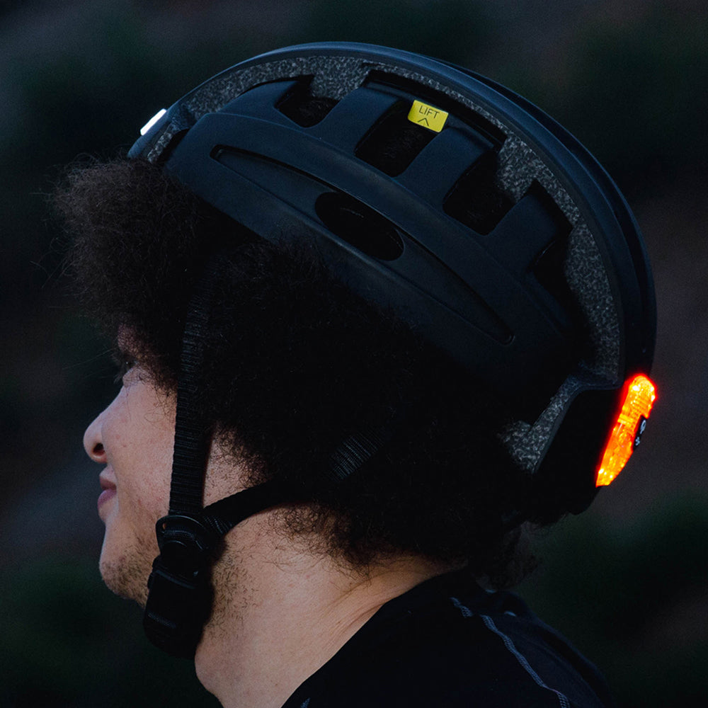 Casco de bicicleta plegable con luz.